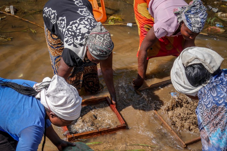 Des creuseurs artisanaux manifestent à Kolwezi (RDC) contre des fermetures