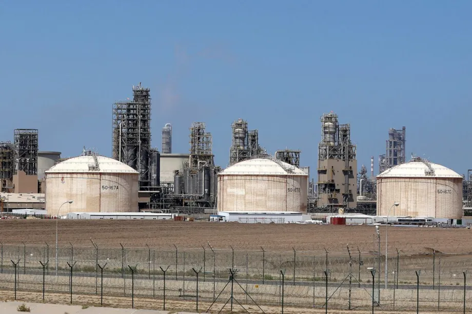 Kuwait weighs tanker buys as oil output tops 2m bpd, Hormuz curbs persist